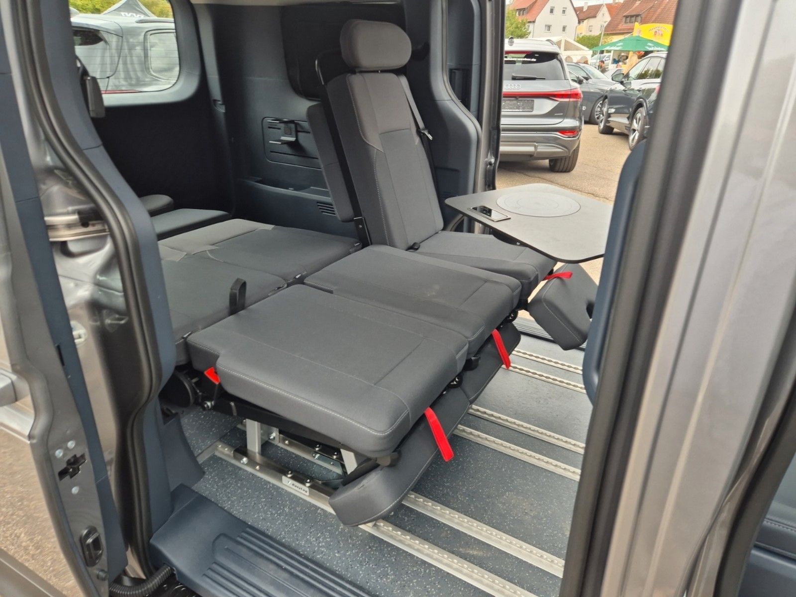 Fahrzeugabbildung Kia PV5 Passenger Sonderumbau Schienensystem Camper