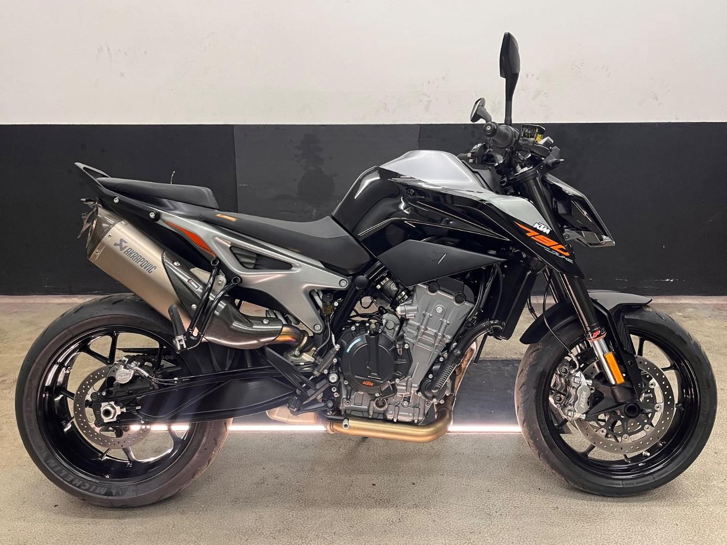 KTM Duke 790 | 1.HAND | AKRAPOVIC | POWERPARTS SITZ