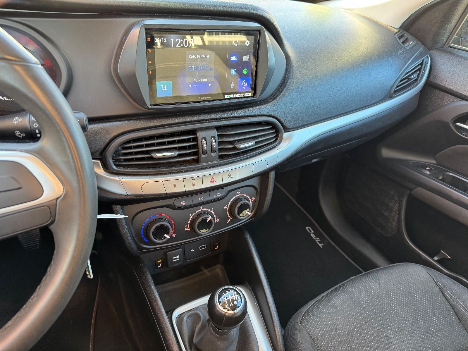 Fahrzeugabbildung Fiat Tipo 1.4 Easy*TEMPO*LED*KLIMA*SHZ*PDC*BT*DAB