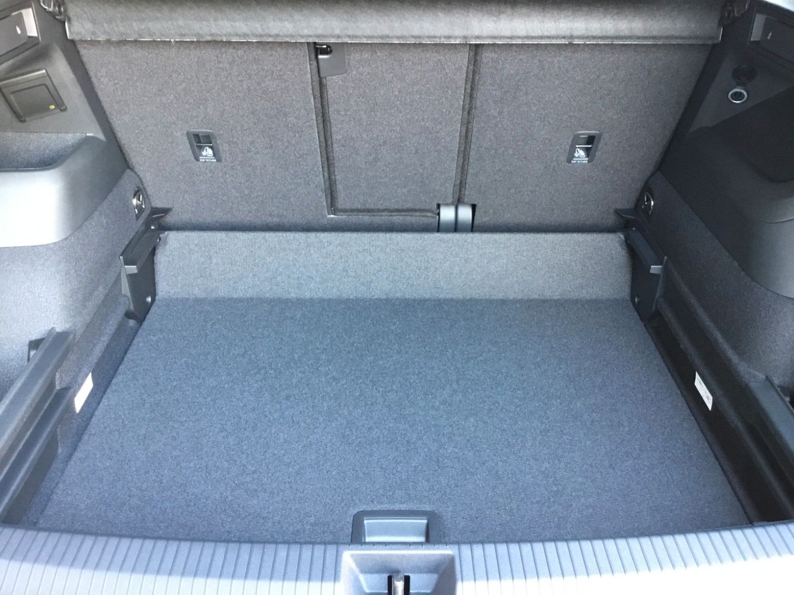 Fahrzeugabbildung Volkswagen Tiguan 1.5 eTSI DSG Life+AHK+360°+18"+LED+AppCon