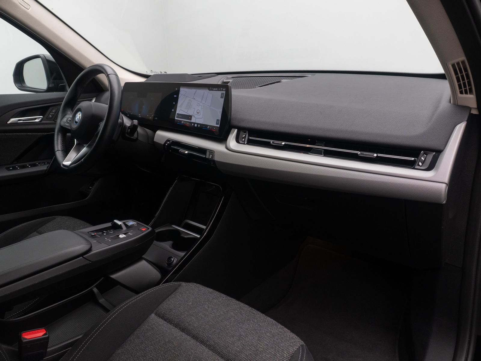 Fahrzeugabbildung BMW iX1 xD30 HUD DAB Komfort FernlichtAs Geschwindig