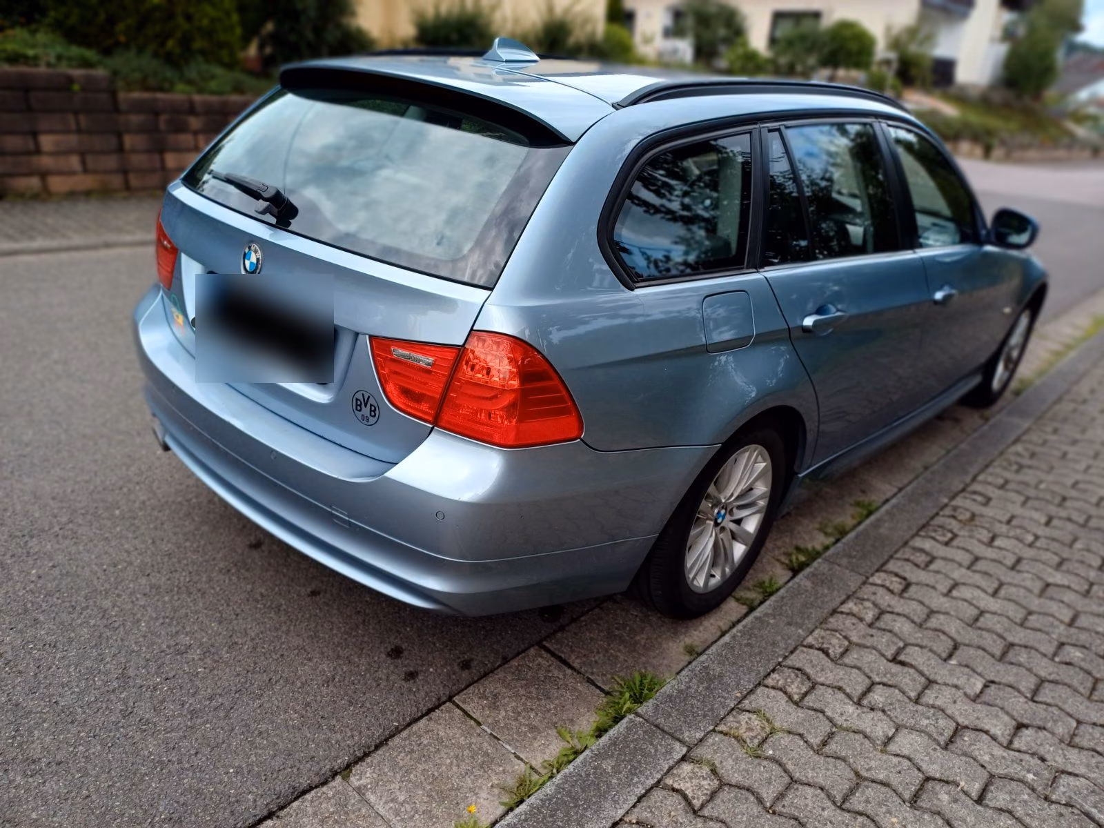 BMW 320 2011 — engine 163 HP (120kW)