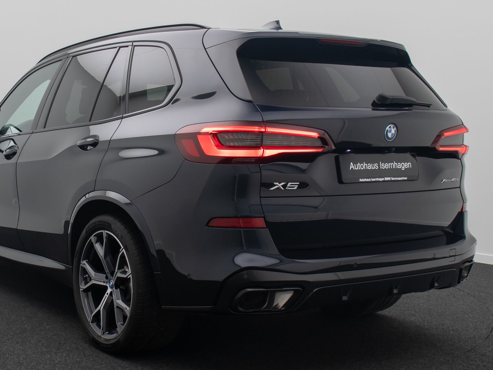 Fahrzeugabbildung BMW X5 xD45e M Sport HUD Kamera AHK Alarm DAB 21Zoll