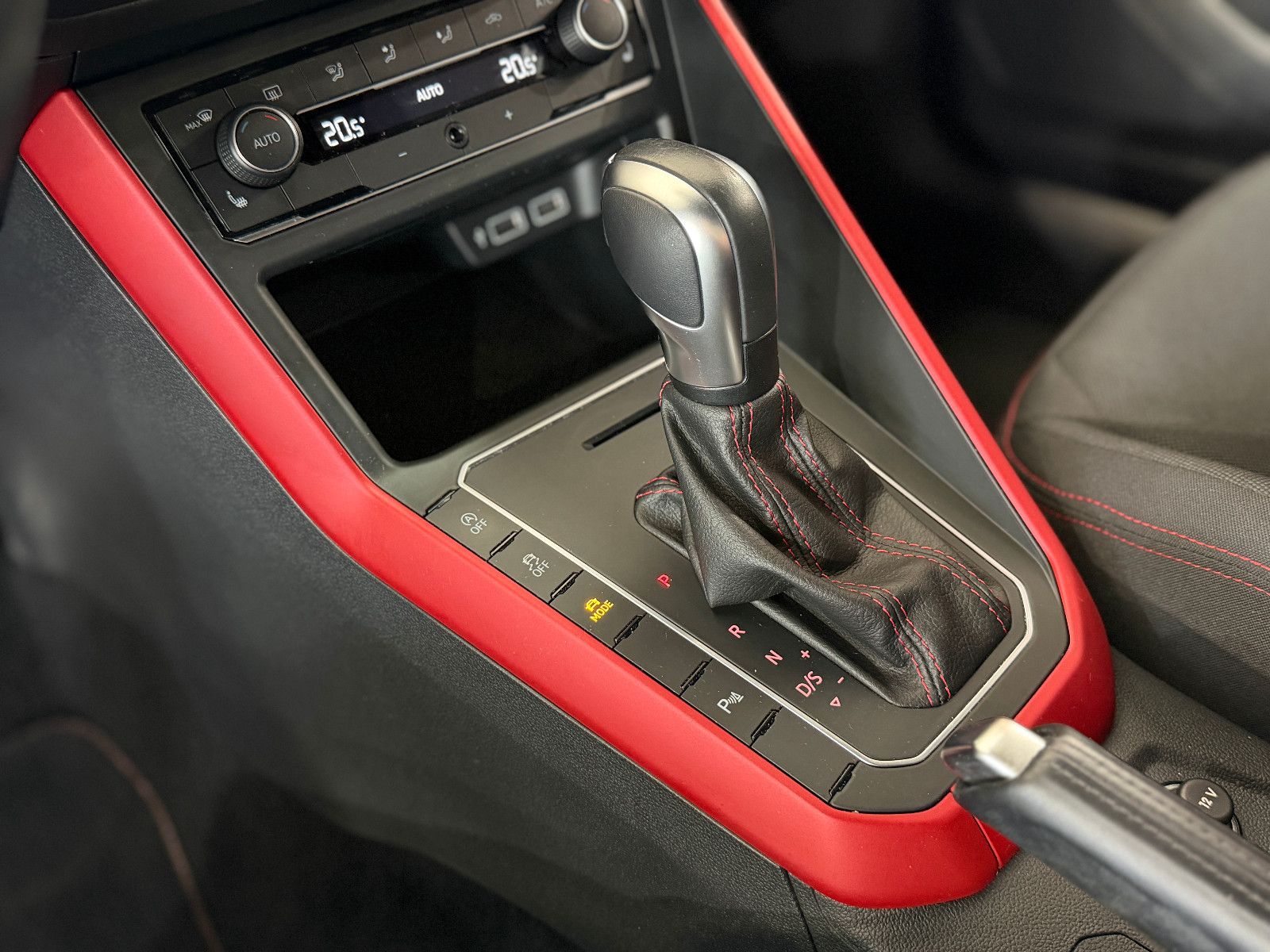 Fahrzeugabbildung Volkswagen Polo VI 2.0 TSI GTI |DSG|AUTOMATIK|LED