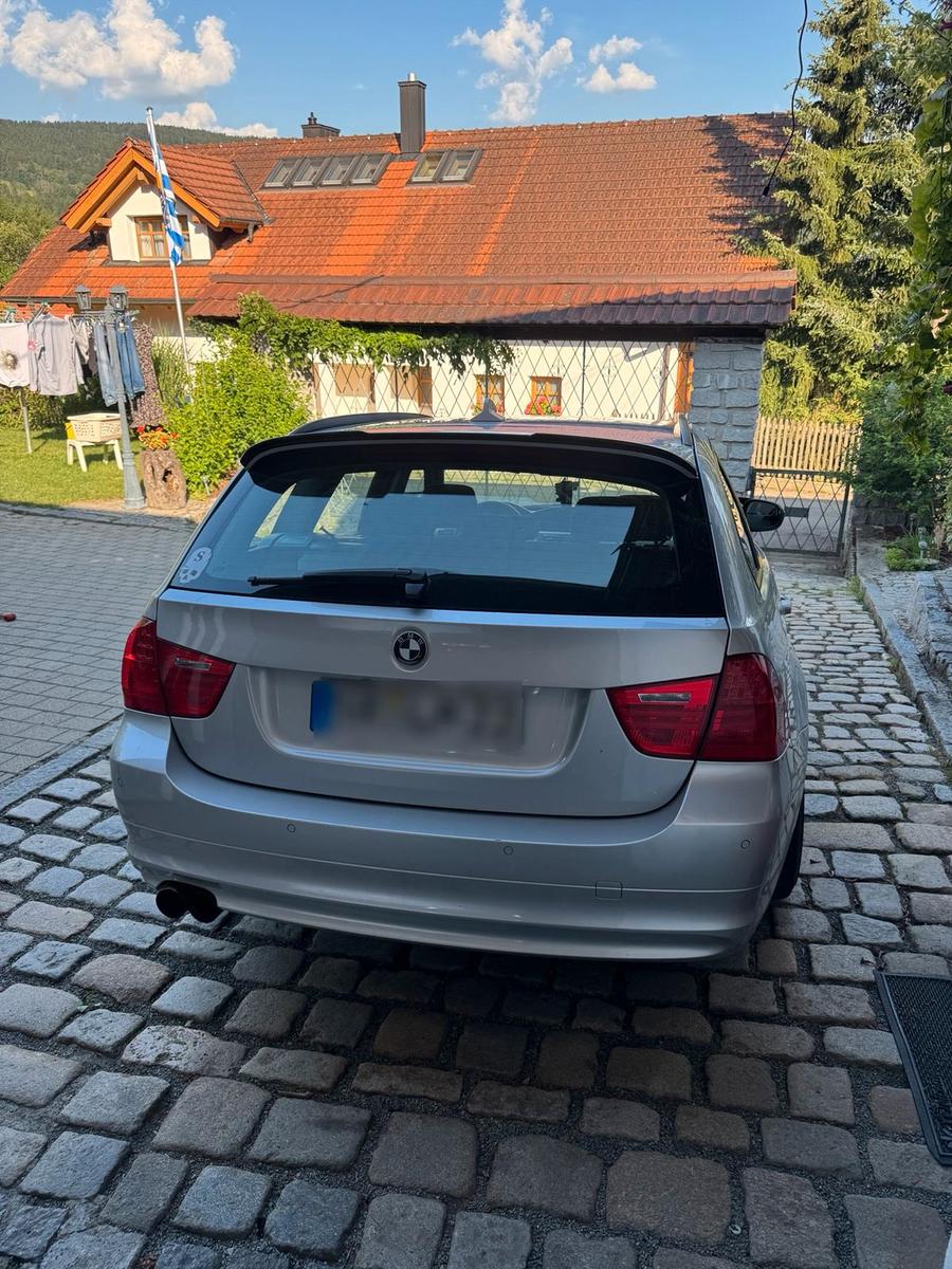 BMW  2011 — салон