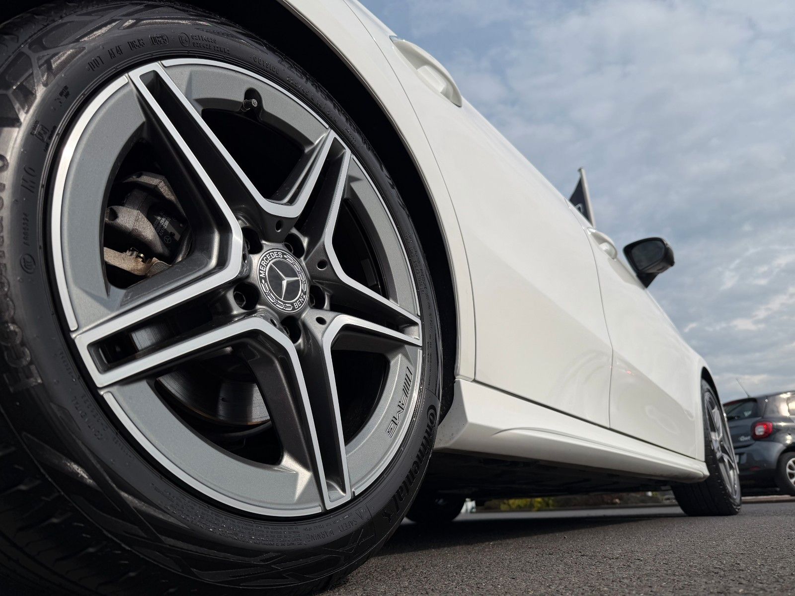 Fahrzeugabbildung Mercedes-Benz A 220 d AMG BURM+AHK+360°+MBEAM+TOTW+DISTR