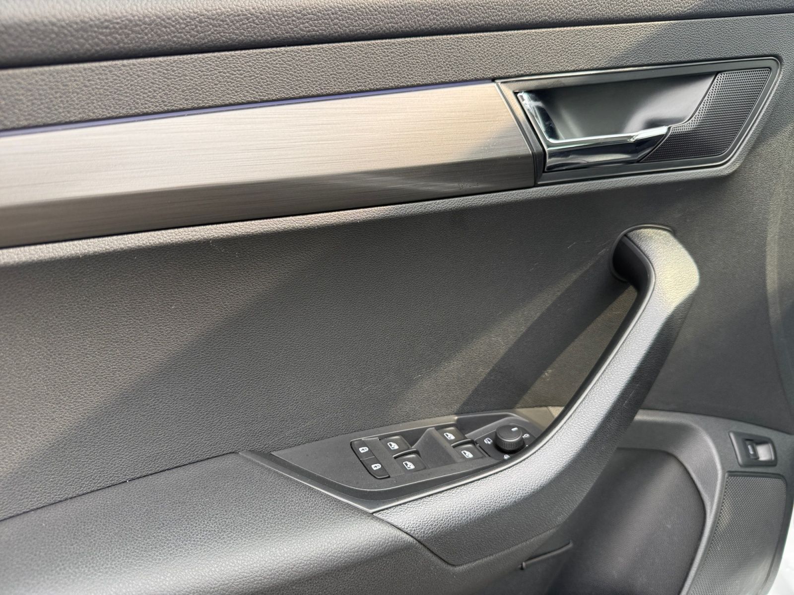 Fahrzeugabbildung SKODA Karoq 2.0 TDI Drive 125 PANO AHK LED