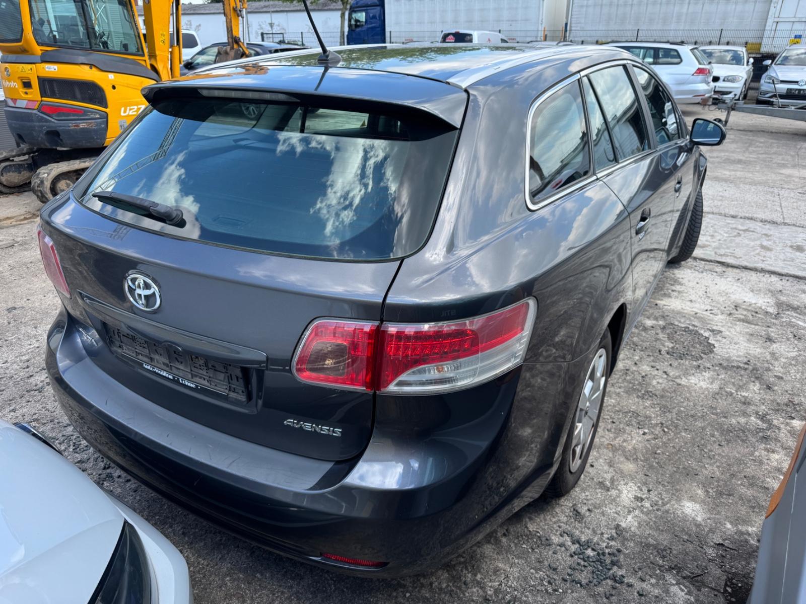 Toyota Avensis 2010 — rear view