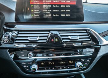 Fahrzeugabbildung BMW 520d Touring Sport Line HUD|LED|SHZ|NAVI|SPUR