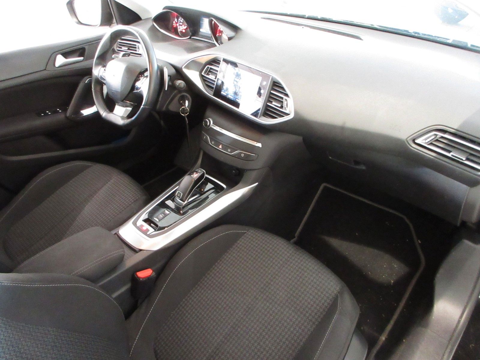 Fahrzeugabbildung Peugeot 308 Active Pack 1.2T LED/NAVI/PDC/TEMPOMAT
