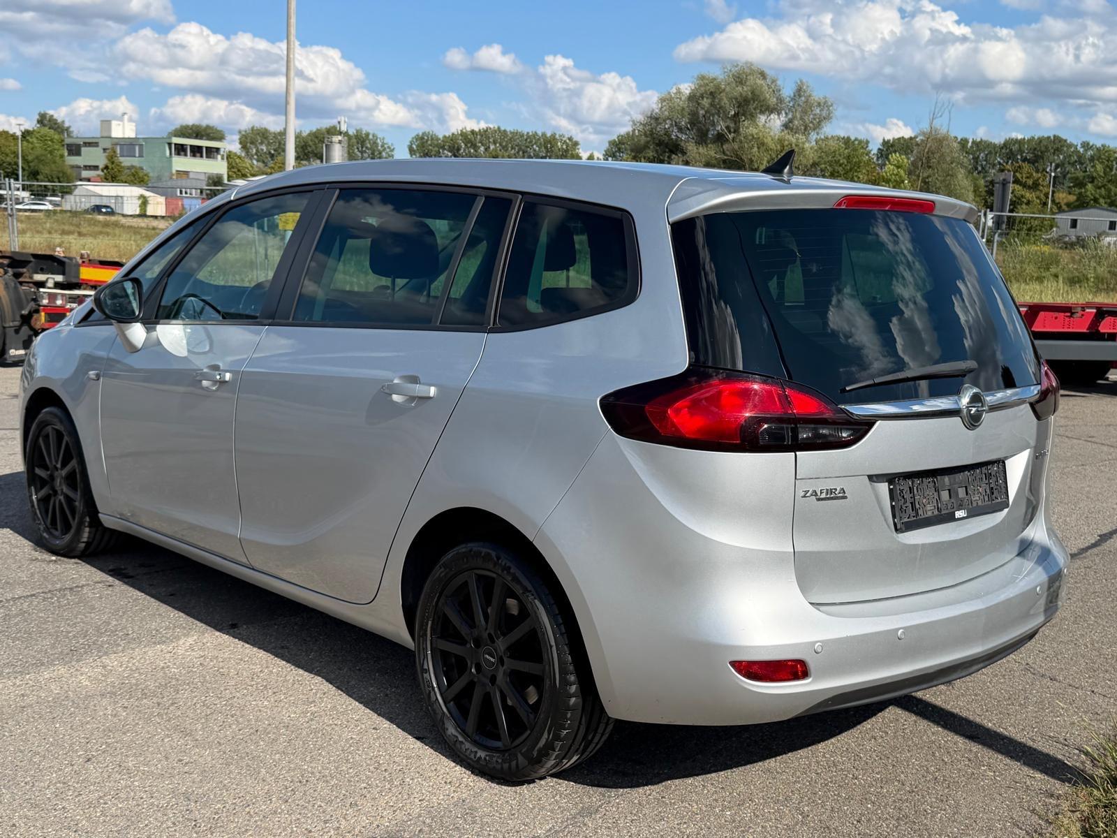 Opel Zafira 2015 — photo 7