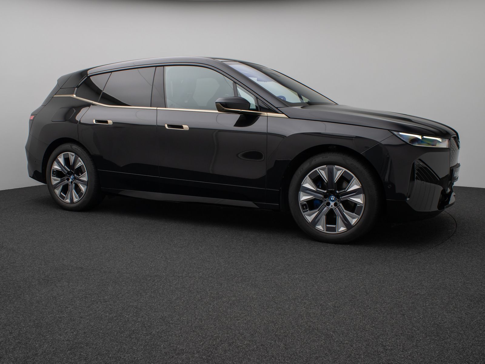 Fahrzeugabbildung BMW iX xD50 Sport 360°H/K DAB SoftCl AHK Komfort 21"