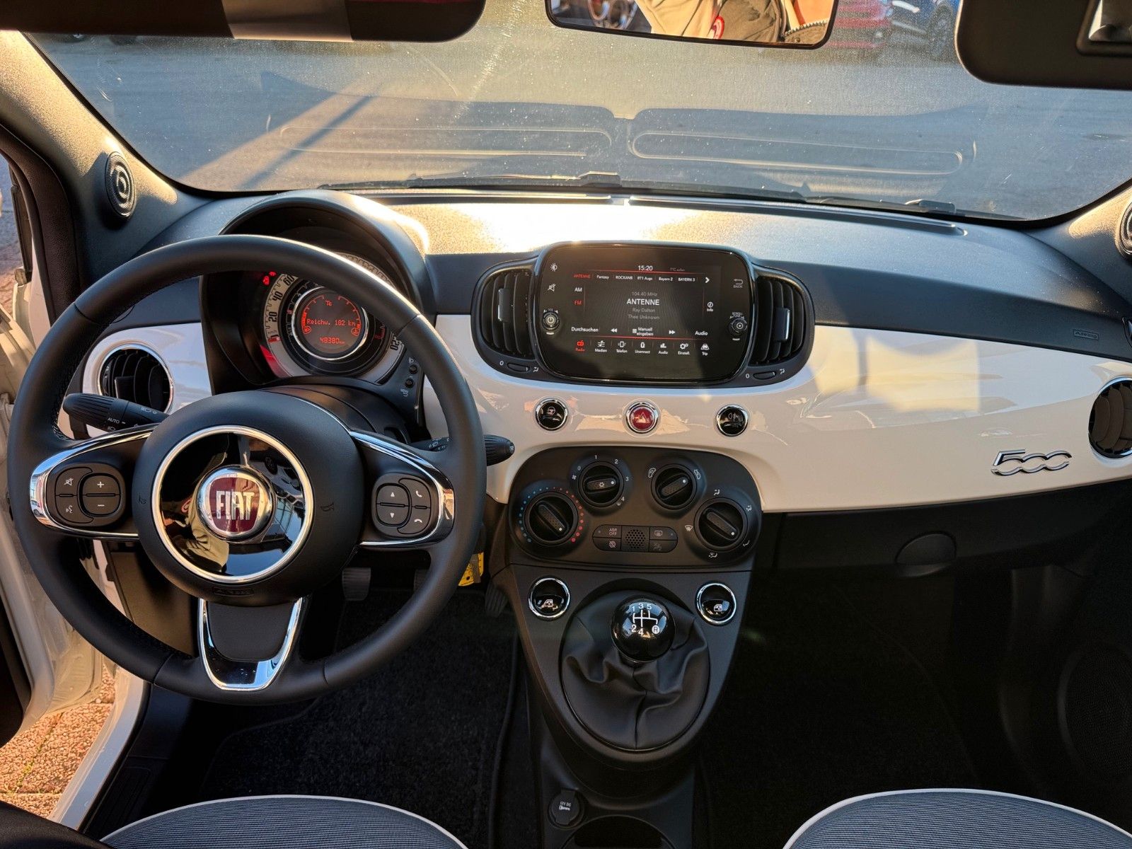 Fahrzeugabbildung Fiat 500  LOUNGE CARPLAY KLIMA DAB PDC TEMPOMAT