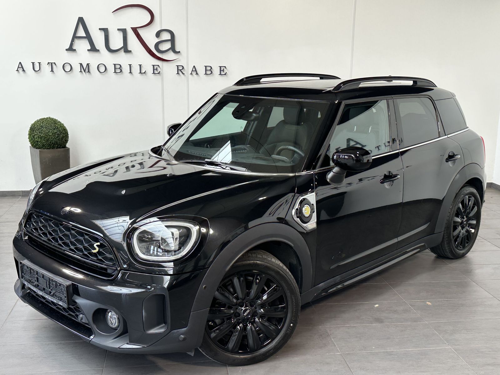 Fahrzeugabbildung MINI Cooper SE Countryman All4 Black NAV+LED+KAM+PANO