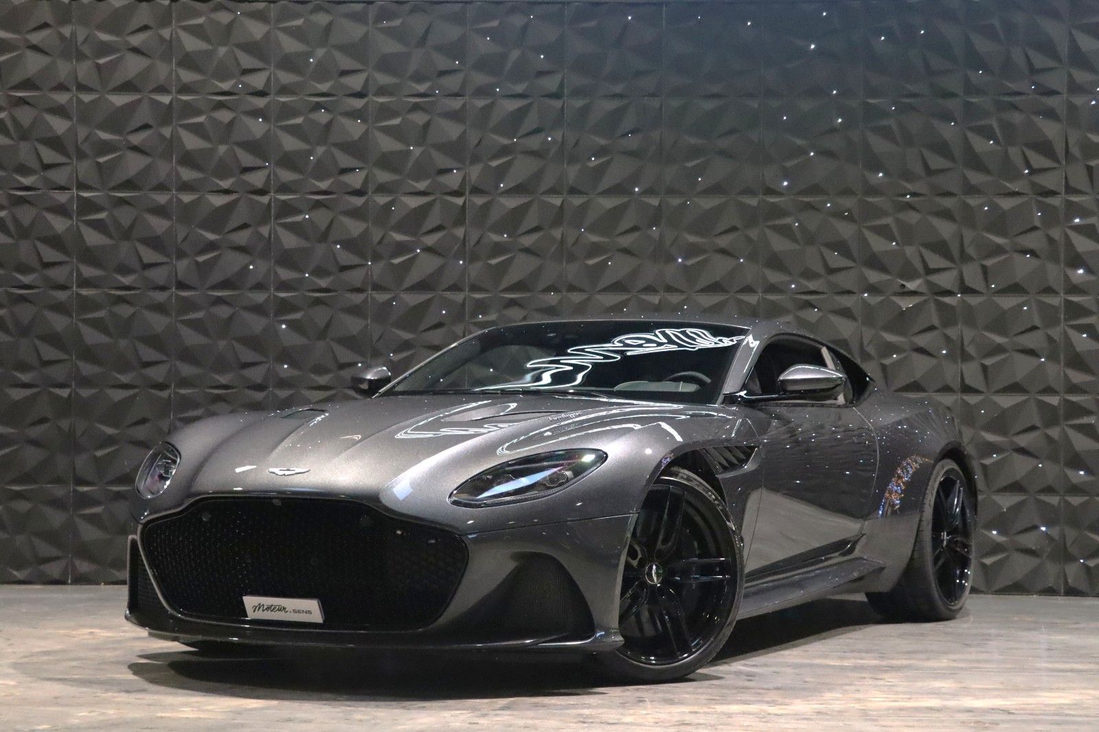 ASTON MARTIN DBS