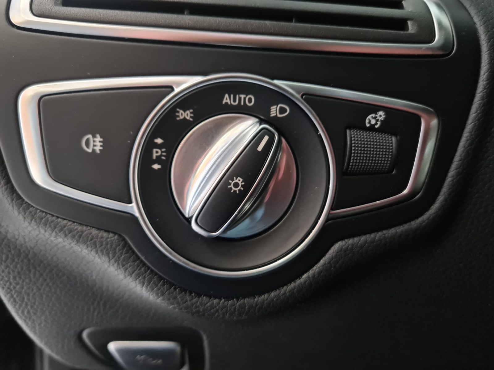 Fahrzeugabbildung Mercedes-Benz C 250 T / AMG / NAVI / LEDER / PANORAMADACH