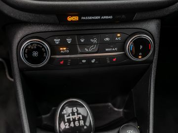Ford Fiesta Titanium Abstandstempomat LED Sitzheizung