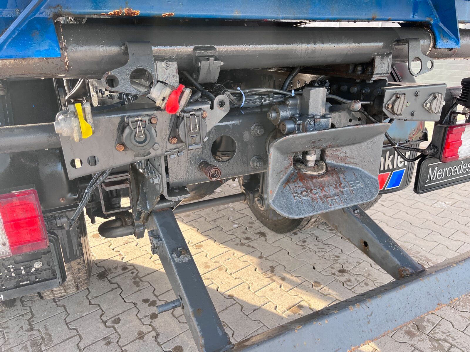 Fahrzeugabbildung Mercedes-Benz 1831 Meiller Kipper 4x2 / Voll Blattfederung
