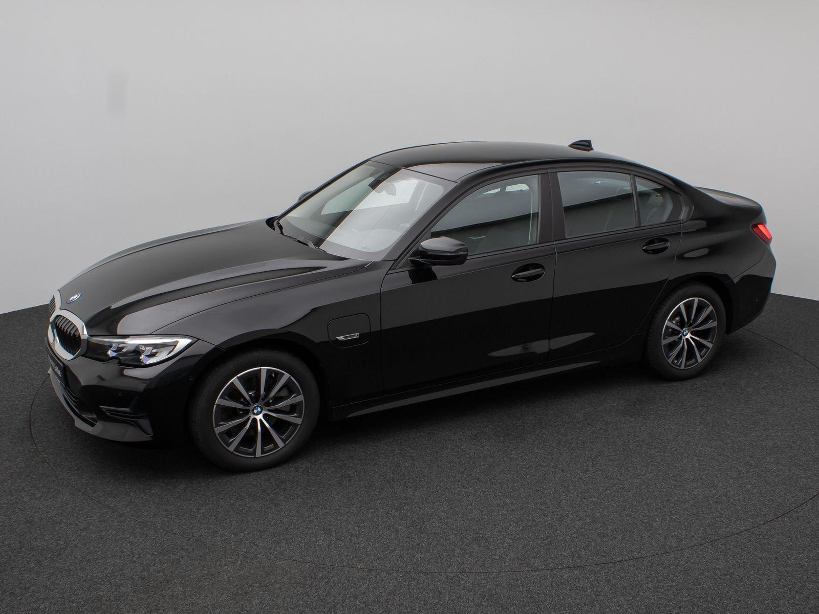 Fahrzeugabbildung BMW 320e Kamera DAB HiFi Lenkradheizung Alarm Parkas