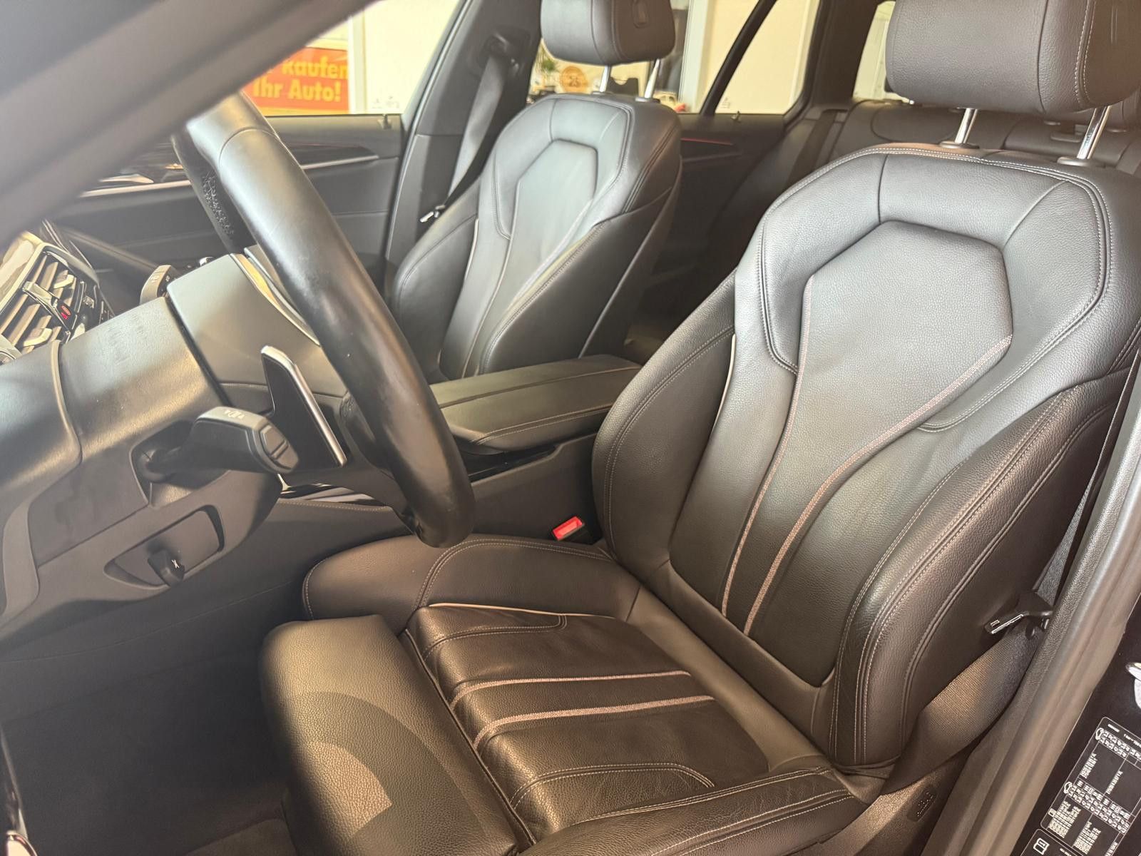 Fahrzeugabbildung BMW 540i Touring xDrive M /1.HAND/ SCHECKHEFT