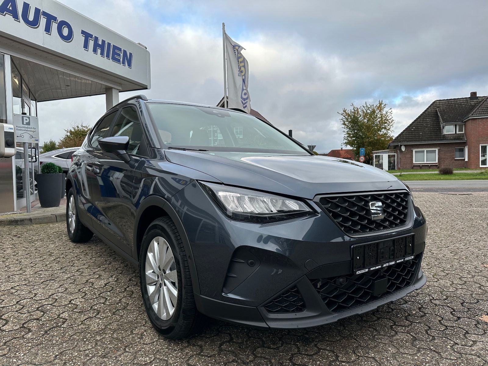 Fahrzeugabbildung SEAT Arona 1.0 TSI Style DSG ACC/LED/SHZG/PDC/GJR