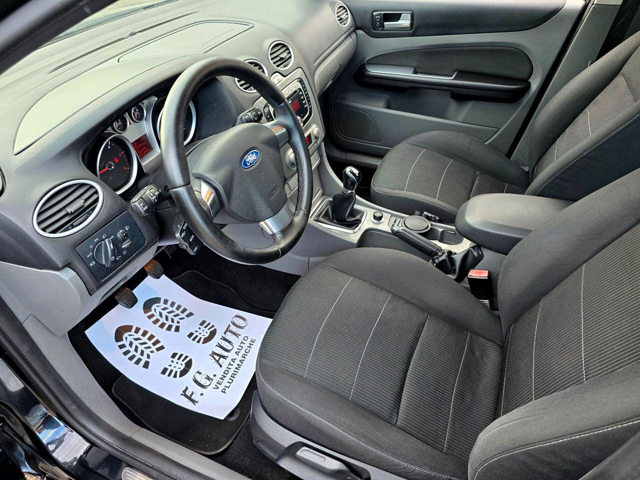Ford Focus 2010 — photo 15
