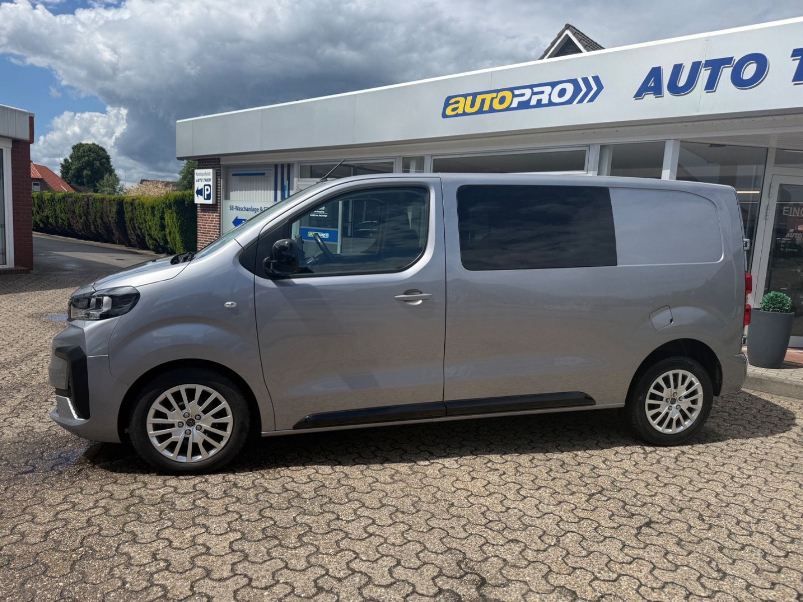 Fahrzeugabbildung Peugeot Expert 2.0 BlueHDi 180 DOKA AHK/ACC/STHZG/NAVI