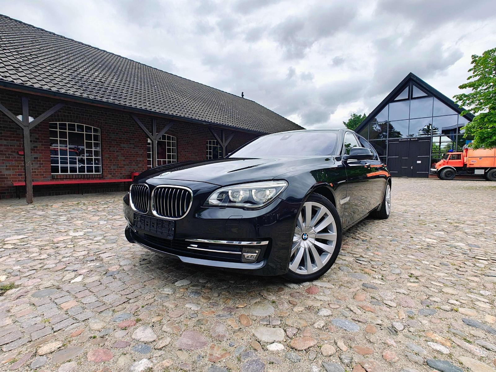 BMW 750Li xDrive- Fond Entertainment-