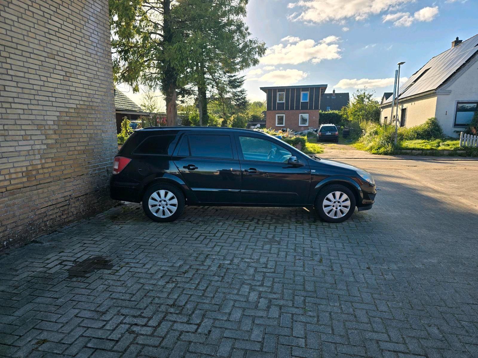 Opel Astra 2010 — rear view