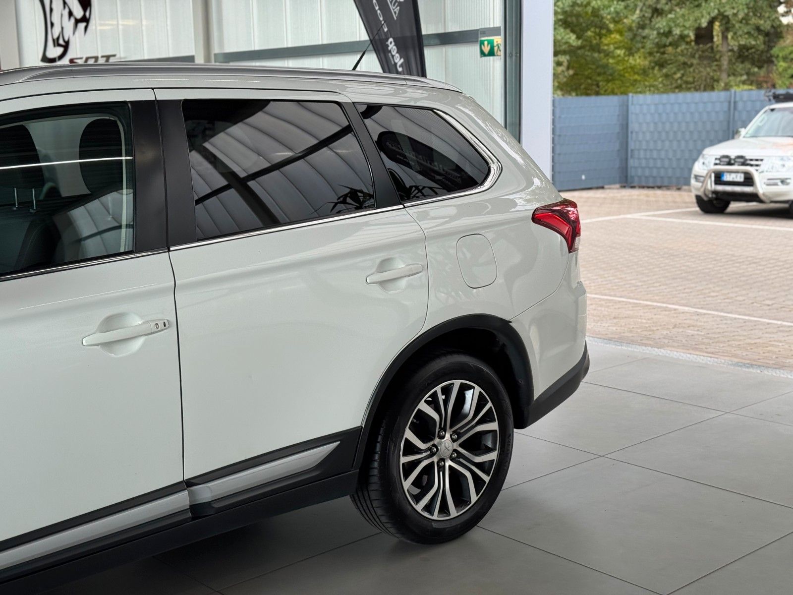 Fahrzeugabbildung Mitsubishi Outlander 2.2 DI-D Plus 4WD  NUR HÄNDLER/GEWERBE