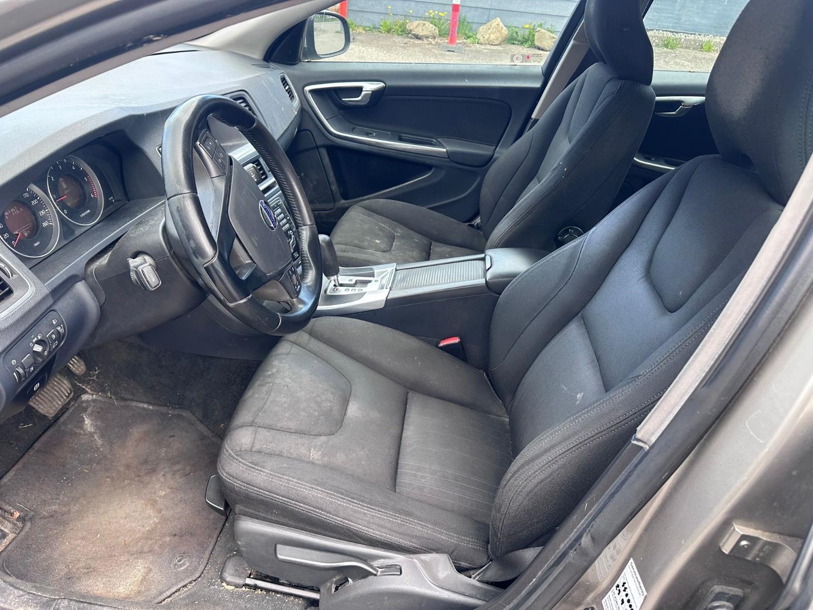 Volvo V60 2012 — photo 11