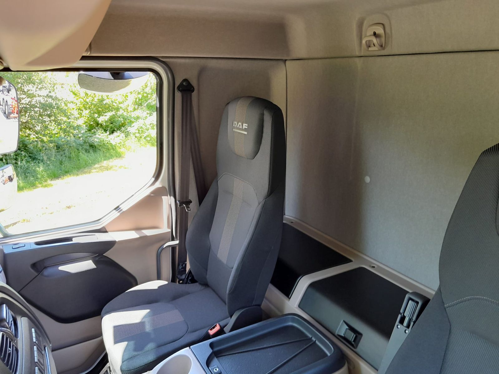 Fahrzeugabbildung DAF FA XB 290 16t Swing-Board-Aufbau