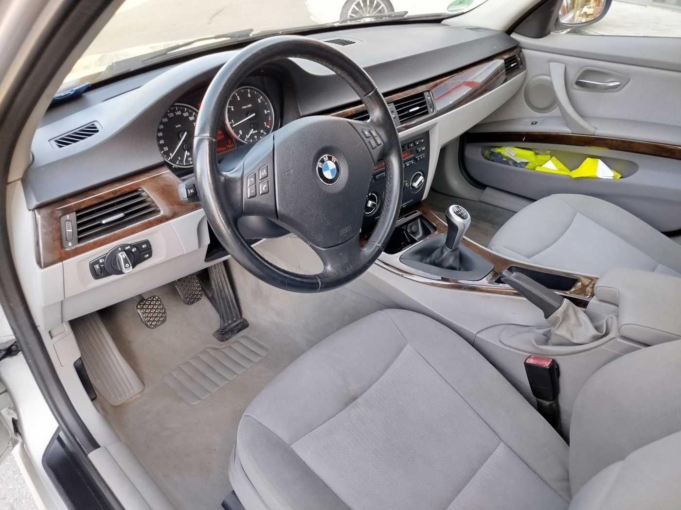 BMW 318 2010 — photo 9