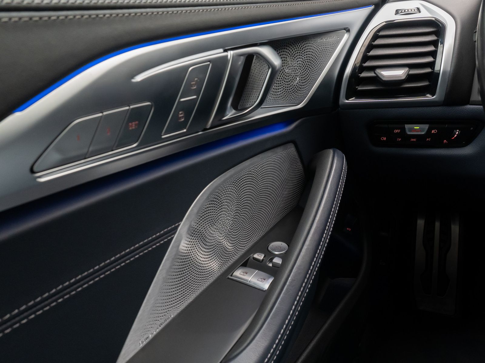 Fahrzeugabbildung BMW 840d xD Coupé B&W 360° SoftCl DisplKey Laser 20"