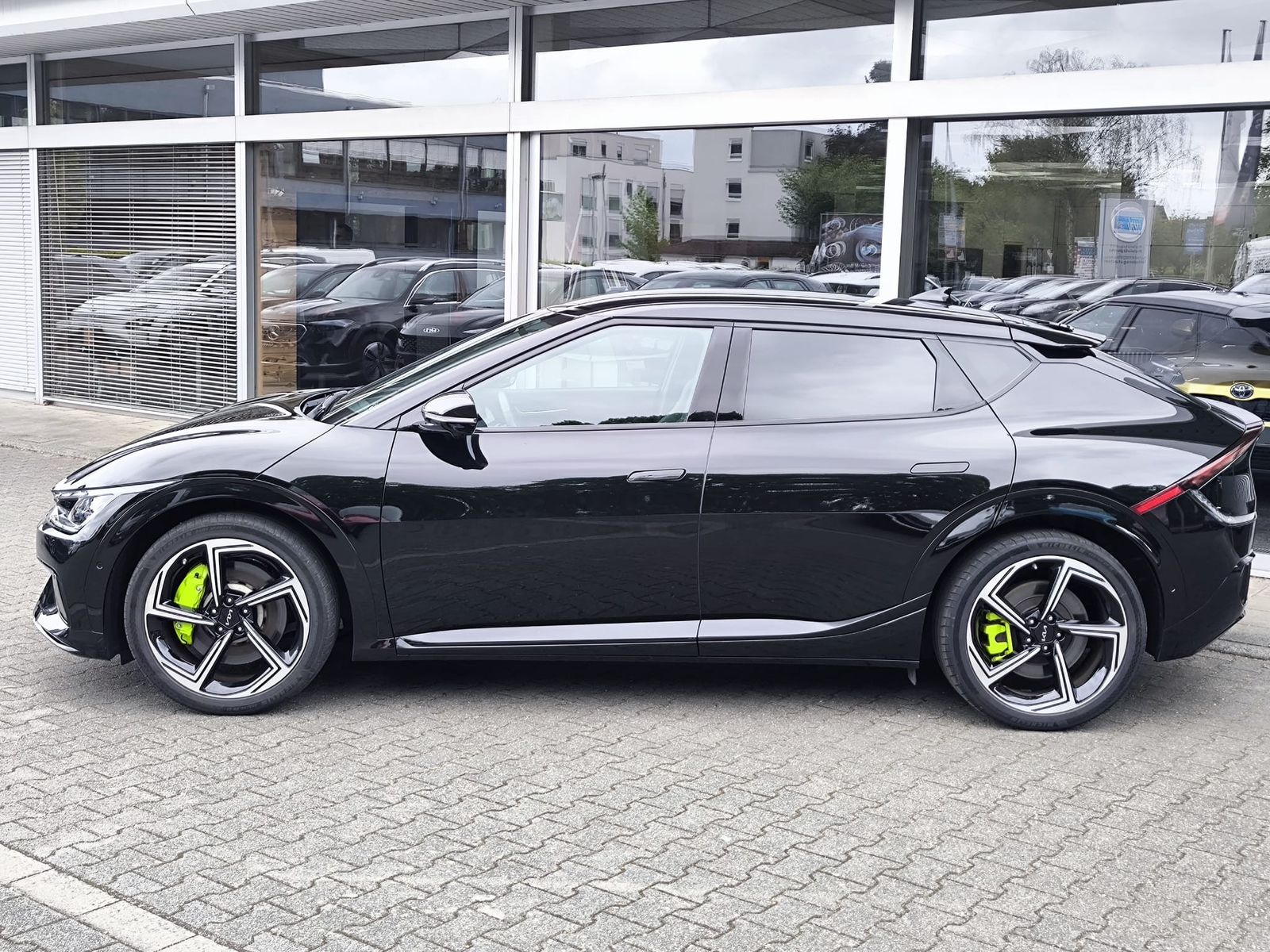 Fahrzeugabbildung Kia EV6 GT 4WD WERKSGAR+NAVI+LED+SHZ+WP+KAM+ACC+DAB+