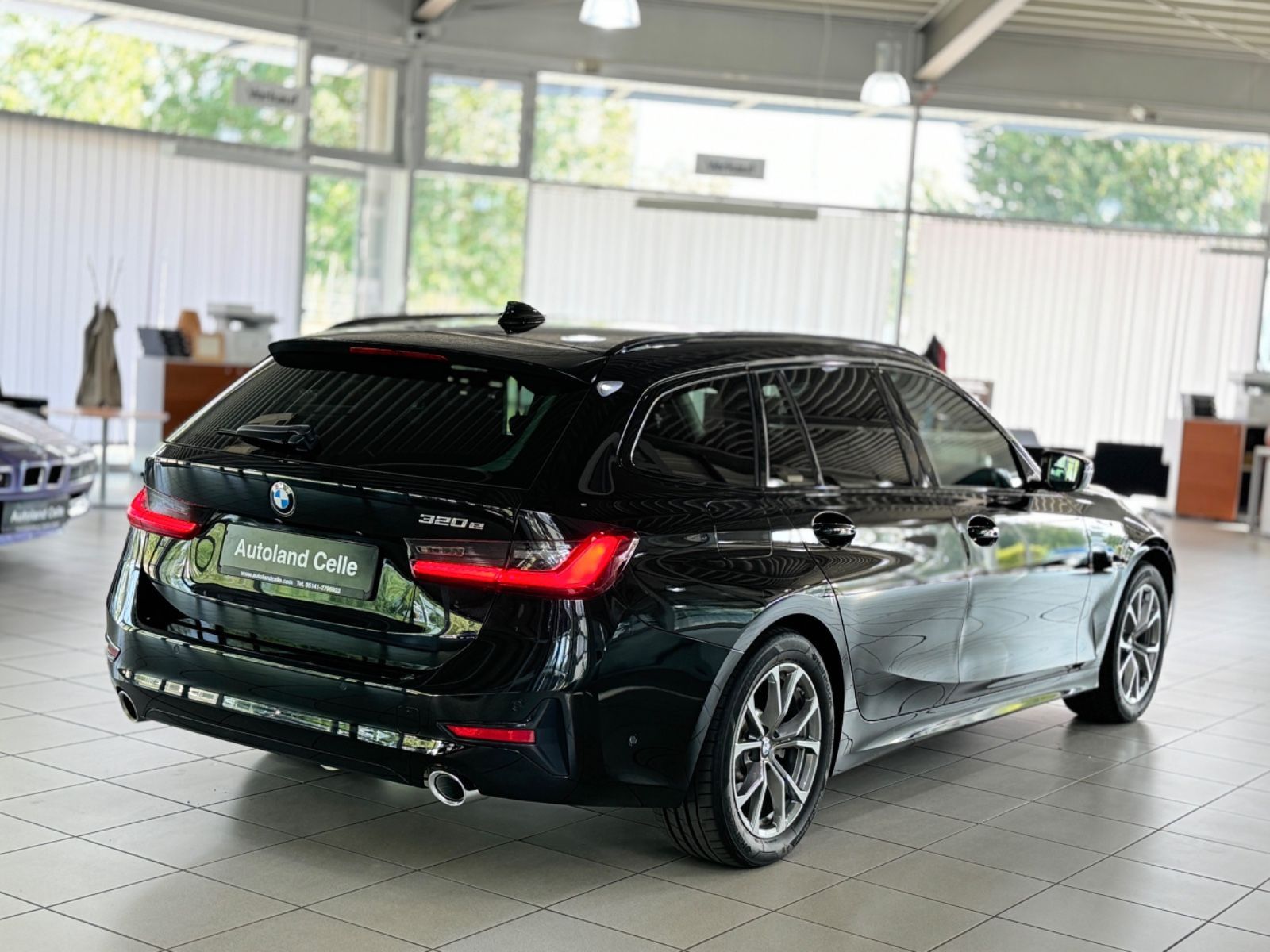 Fahrzeugabbildung BMW 320e Sport Line Laser AHK HUD DAB Komfort Panora