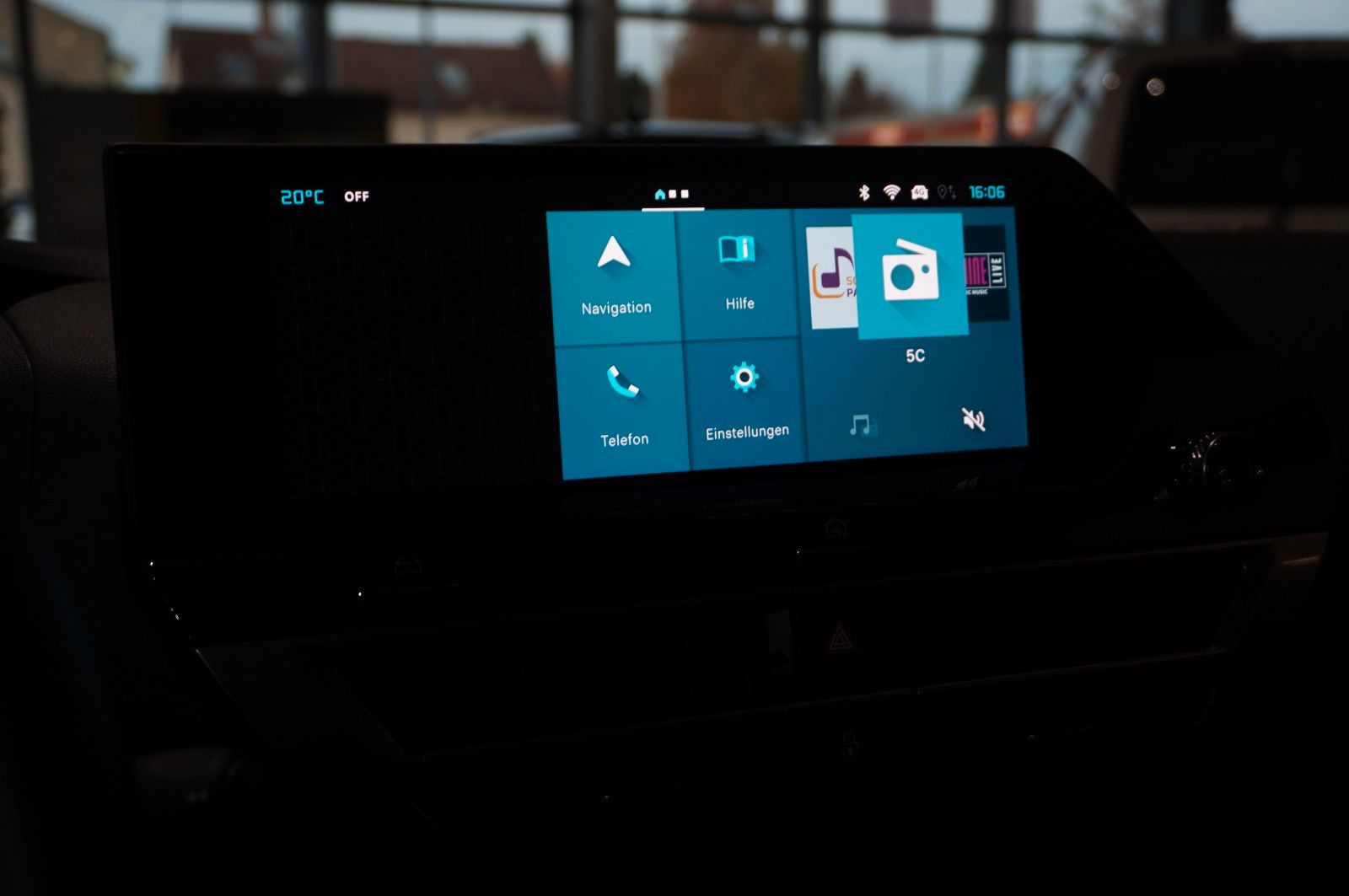 Fahrzeugabbildung Citroën C4 Lim. 1.2T PLUS NAVI/LED/KAMERA/SPORT /VIR/DAB