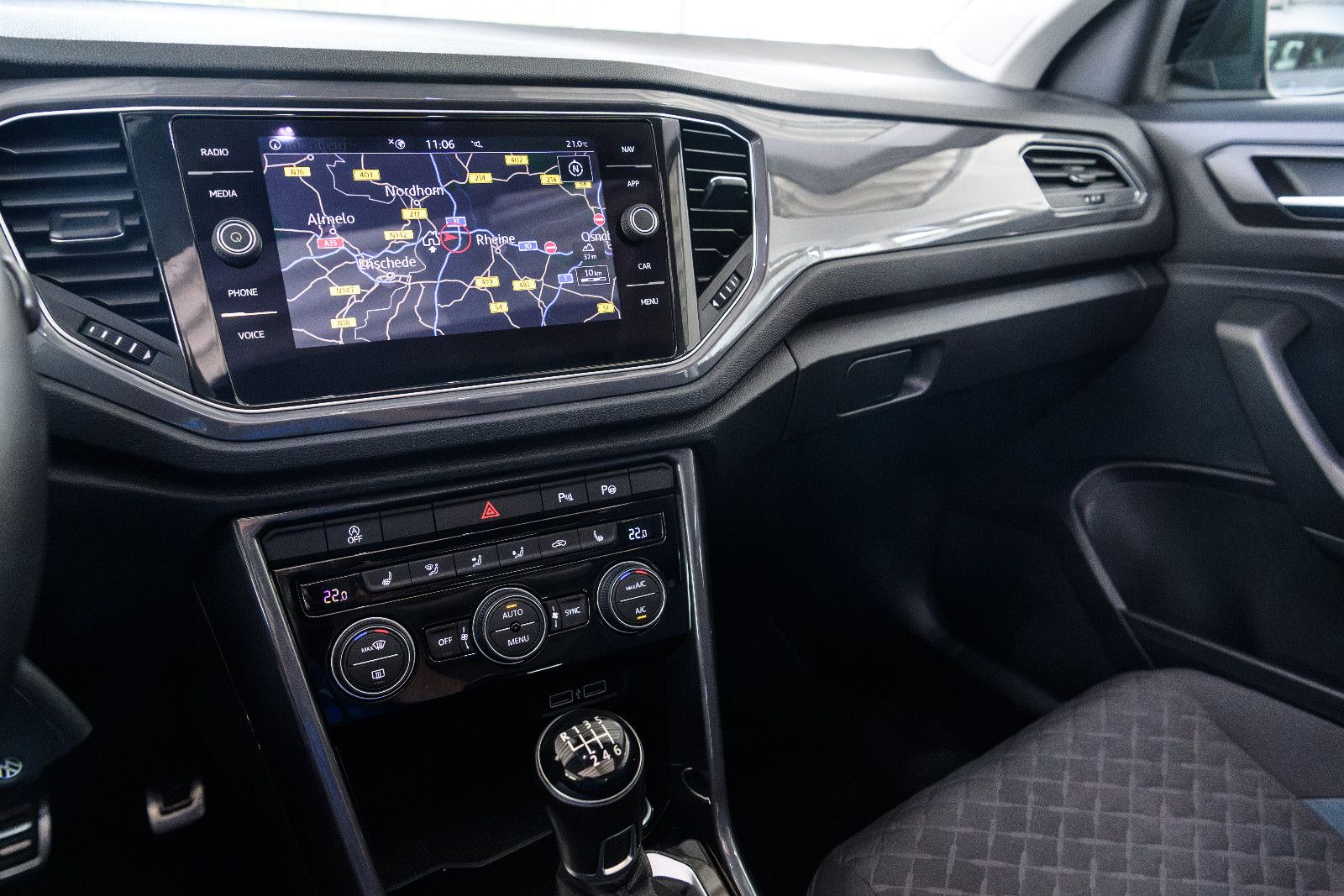 Fahrzeugabbildung Volkswagen T-Roc IQ.DRIVE+AHK+GJR+NAVI+PANORAMA+EL.HECKKLAP