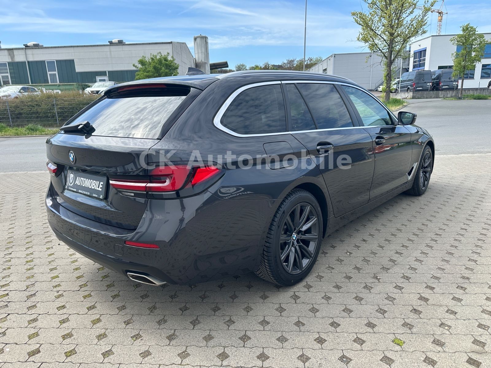 Fahrzeugabbildung BMW 520d Touring/Navi/Leder/Head-Up/Kamera/LED/ACC