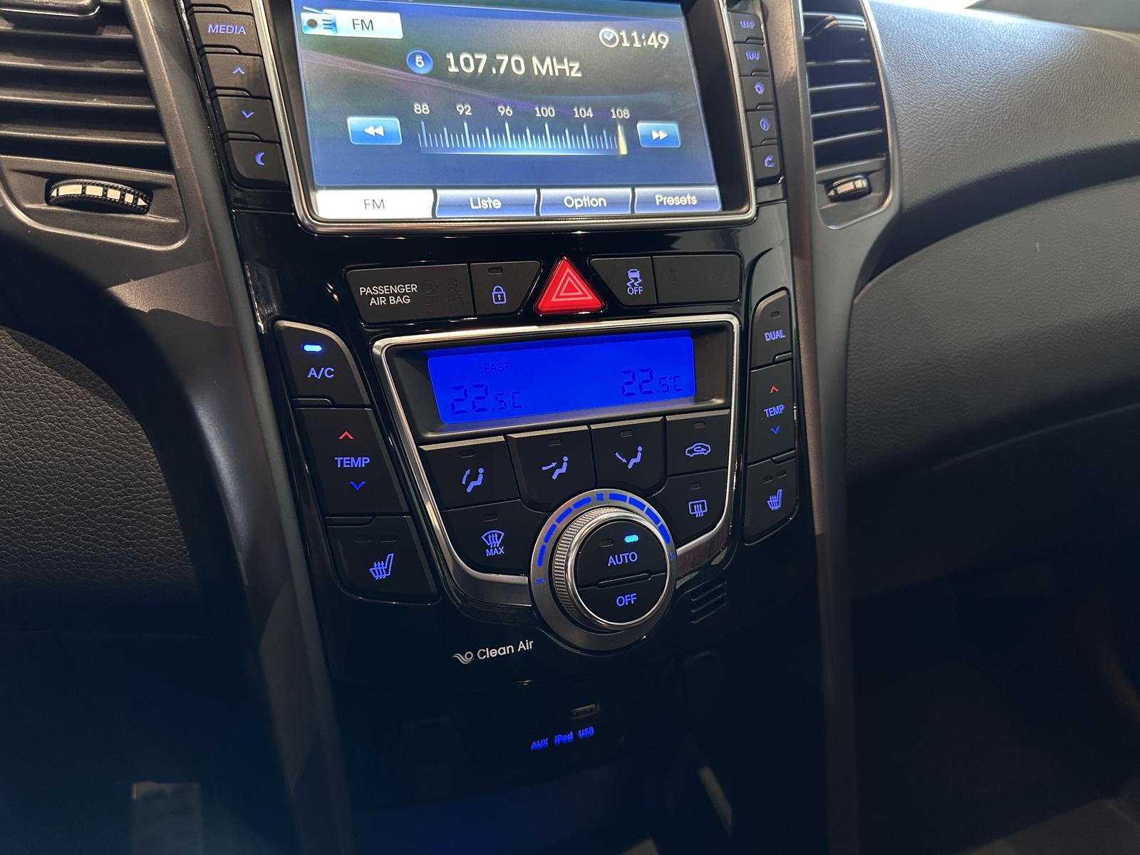 Hyundai i30 Turbo *1. HAND, NAVI, RFK, SCHECKHEFT*