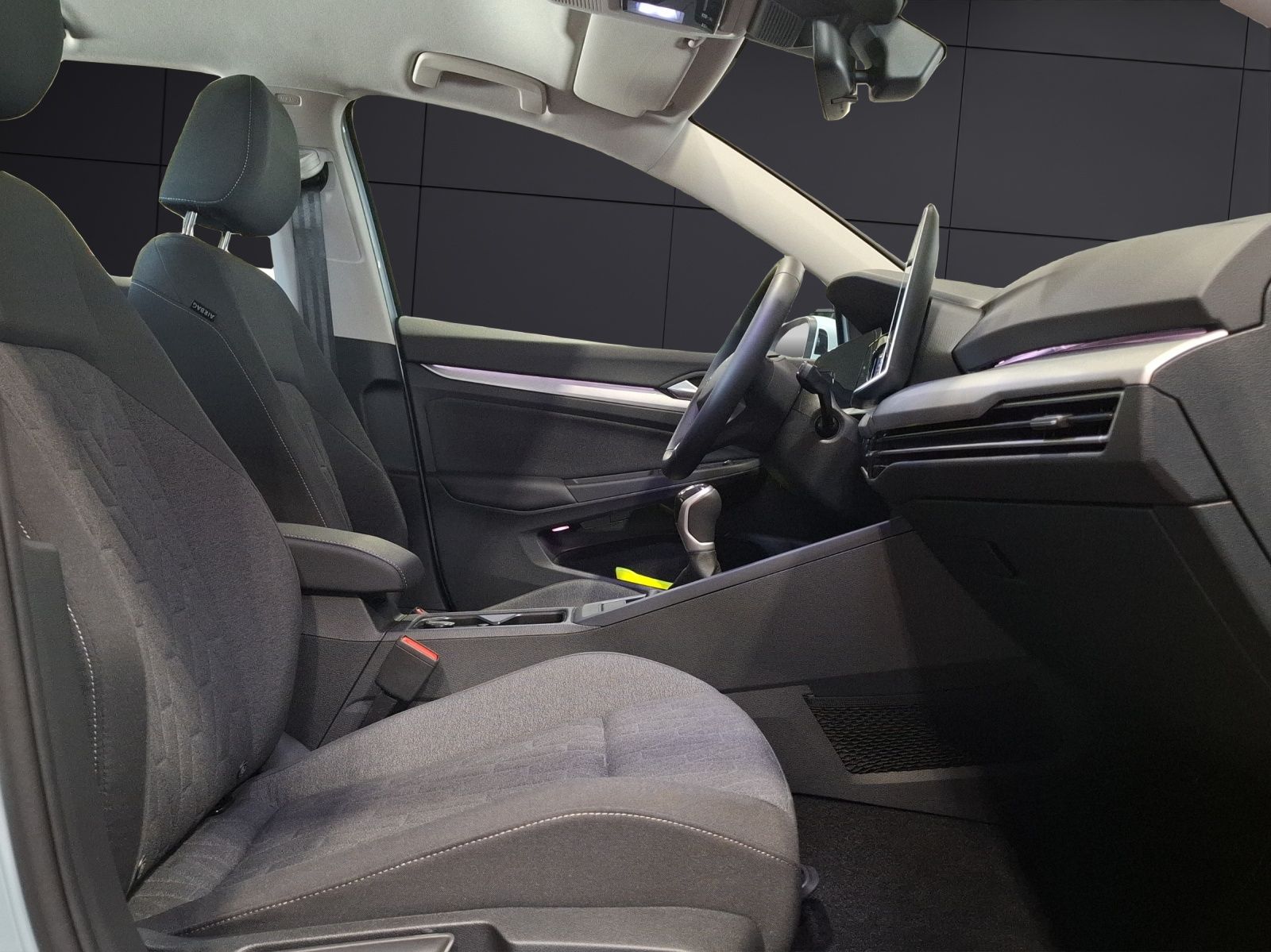 Fahrzeugabbildung Volkswagen Golf VIII TSI Life LED Navi AID ACC RFK HUD SHZ