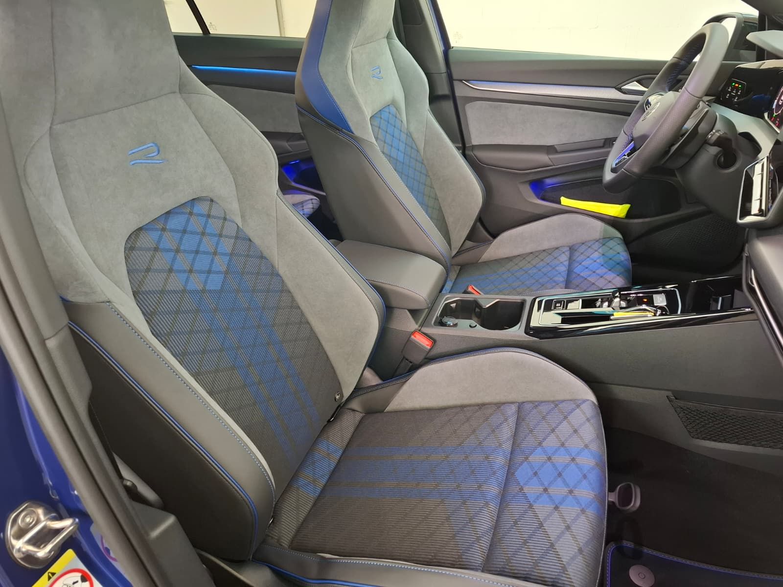 Fahrzeugabbildung Volkswagen Golf VIII Lim. R 2.0 TSI 4M. +ACC +IQ.Light +DCC