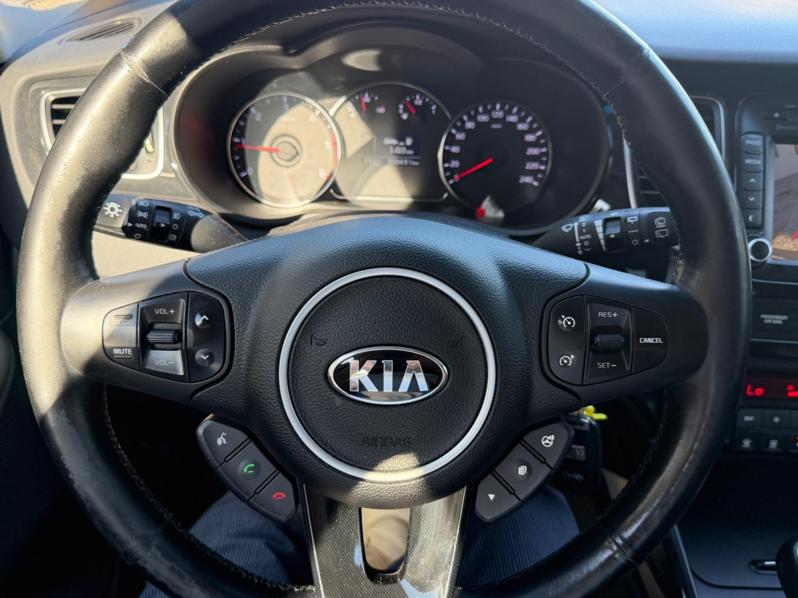 Kia Carens 2015 — photo 9