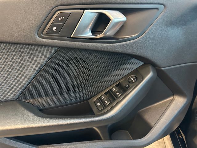 BMW 120 i *HEAD-UP*StandHZ*AHK*SPORT*2-ZONEN*CARPLAY