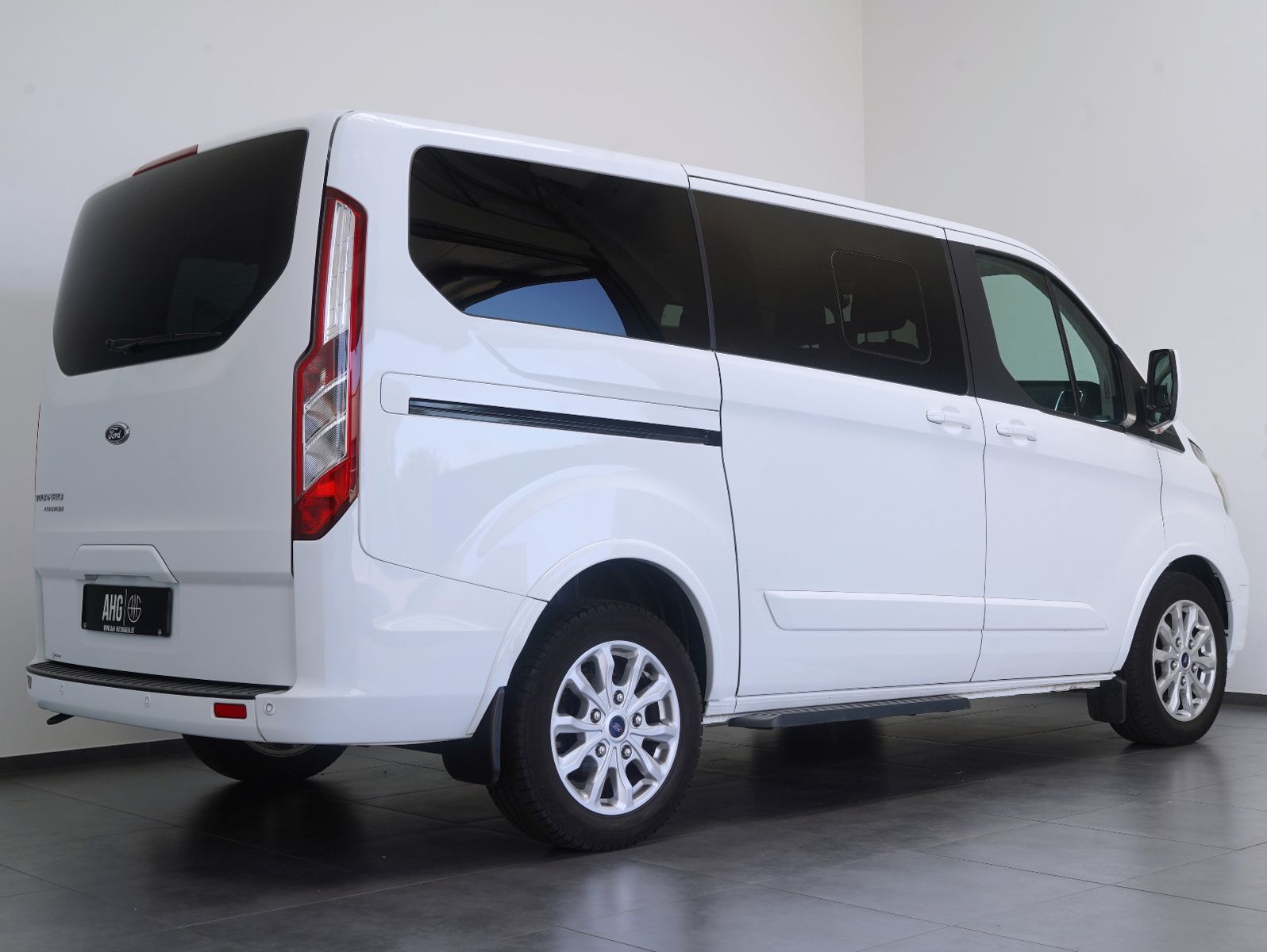 Fahrzeugabbildung Ford Tourneo Custom Kombi 2.0 TDCi 320 L1 Titanium X