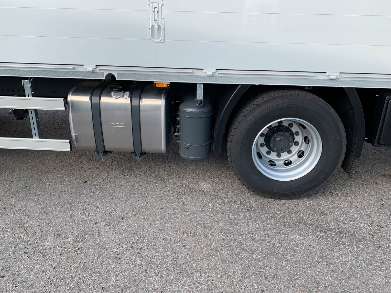 Fahrzeugabbildung DAF FA XD 370 zikun Swing-Board-Aufbau