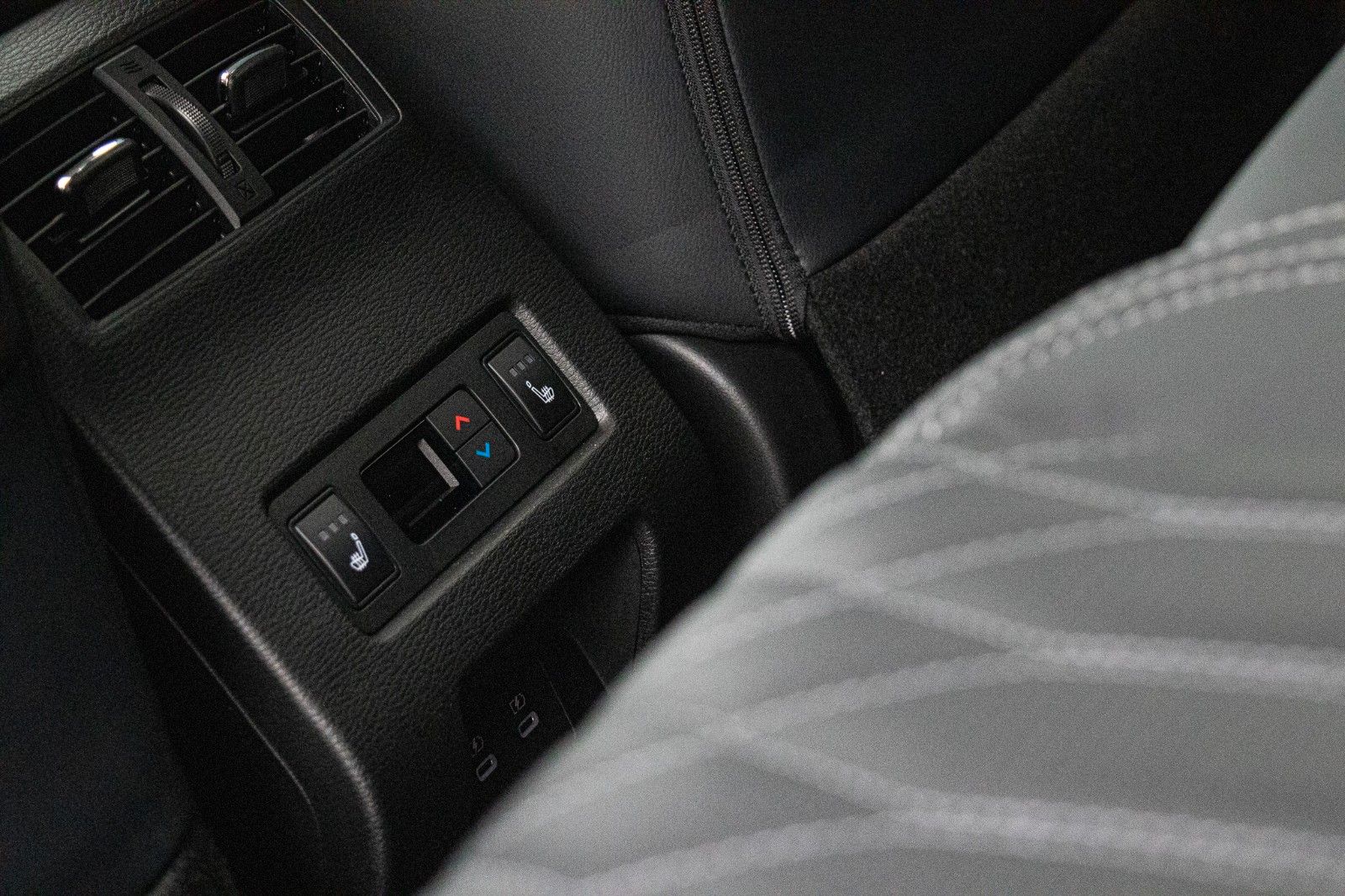 Fahrzeugabbildung Mitsubishi Outlander MY25  2.4 PHEV Top 4WD Leder Glasdach