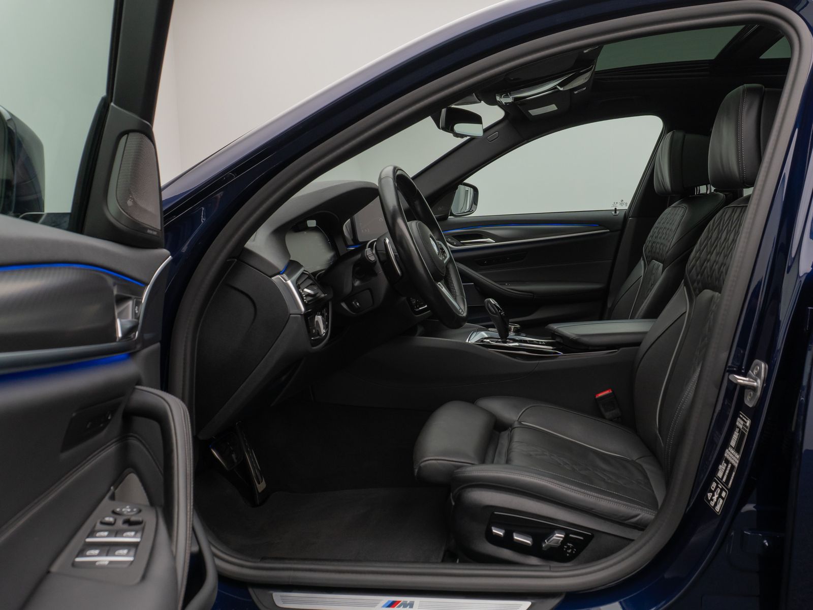 Fahrzeugabbildung BMW 540d xD M Sport Panoram Kamer HUD H/K TV Massage