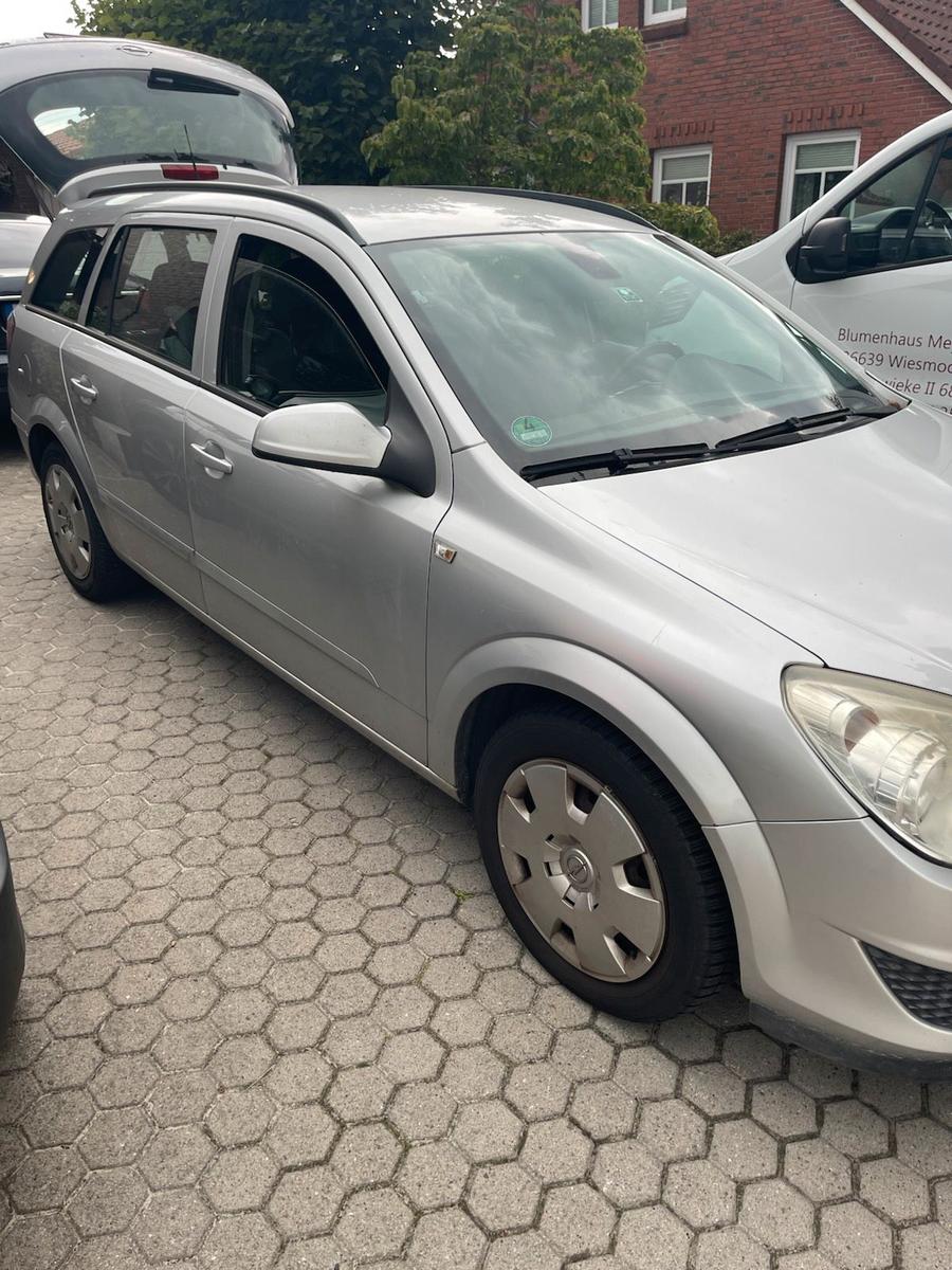 Opel Astra 2007 — rear view