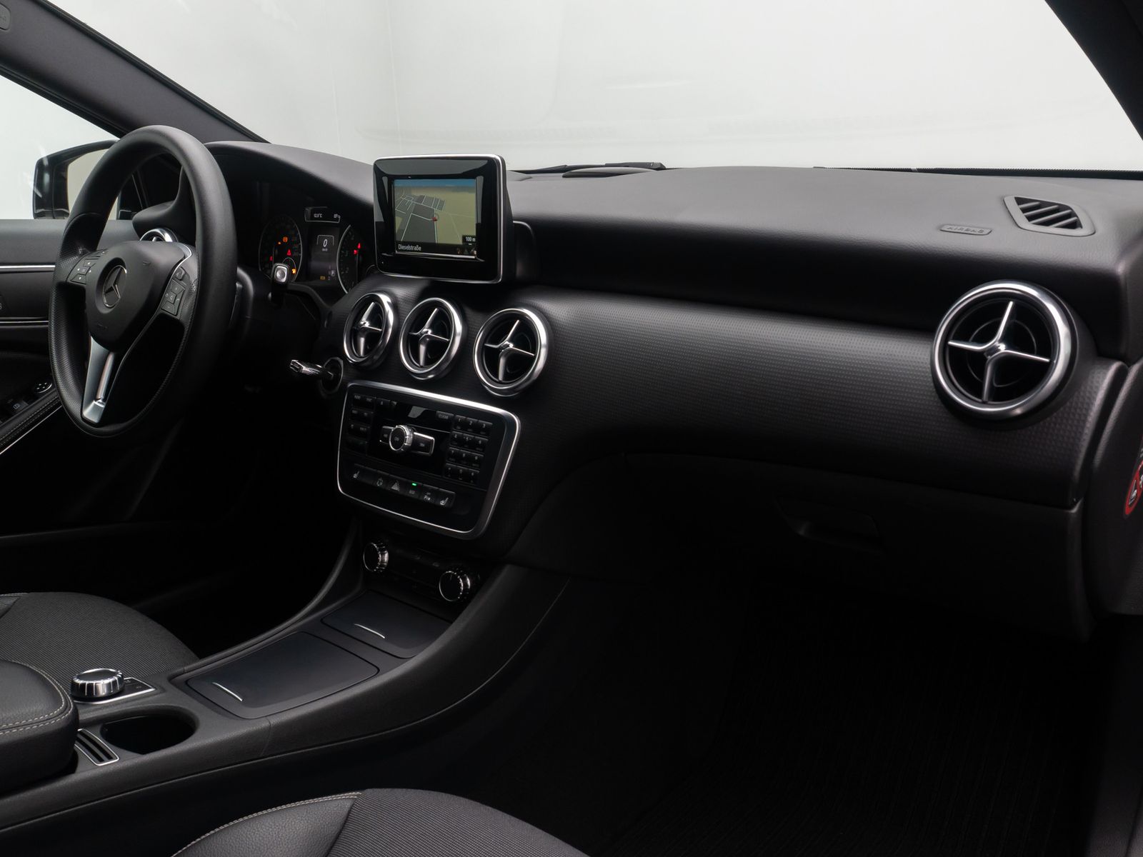 Fahrzeugabbildung Mercedes-Benz A180 BlueEfficiency Navi Sound Tempomat ParkAsst